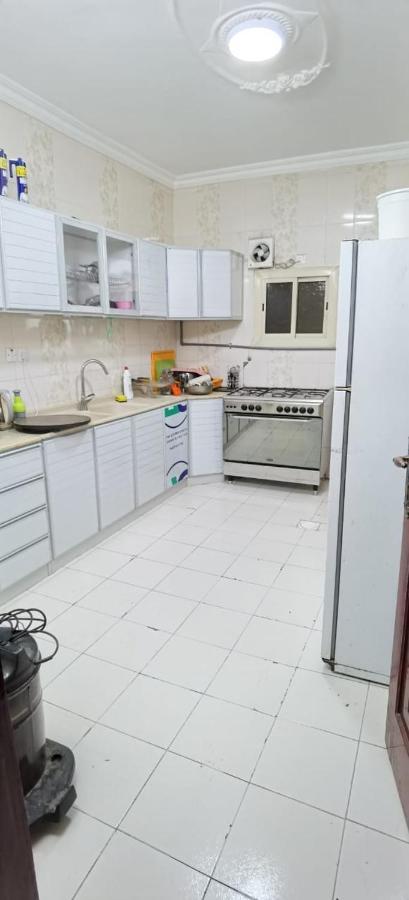 شقة عائلية -ليست فندقية- 8 دقائق بالسيارة للحرم أو قباء - Medina Exterior foto