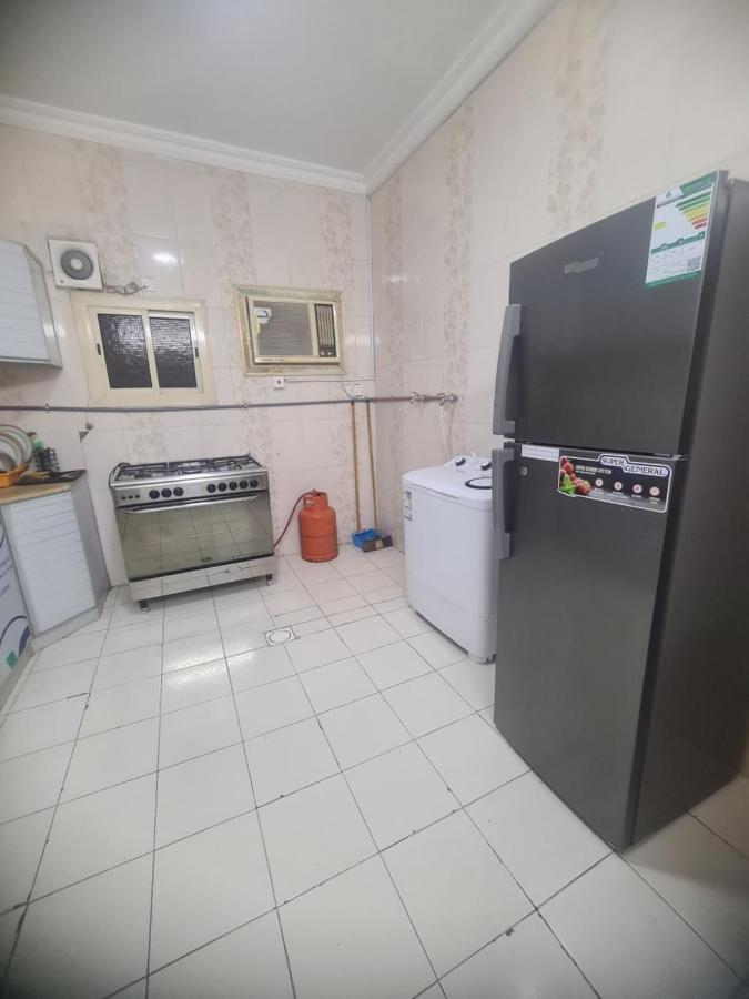 شقة عائلية -ليست فندقية- 8 دقائق بالسيارة للحرم أو قباء - Medina Exterior foto